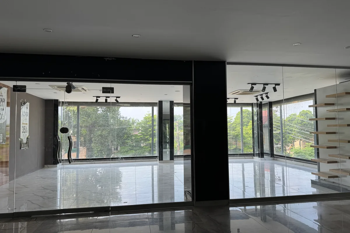 A vacant corner unit at Xin Mall with services run in, suitable for food and beverage
